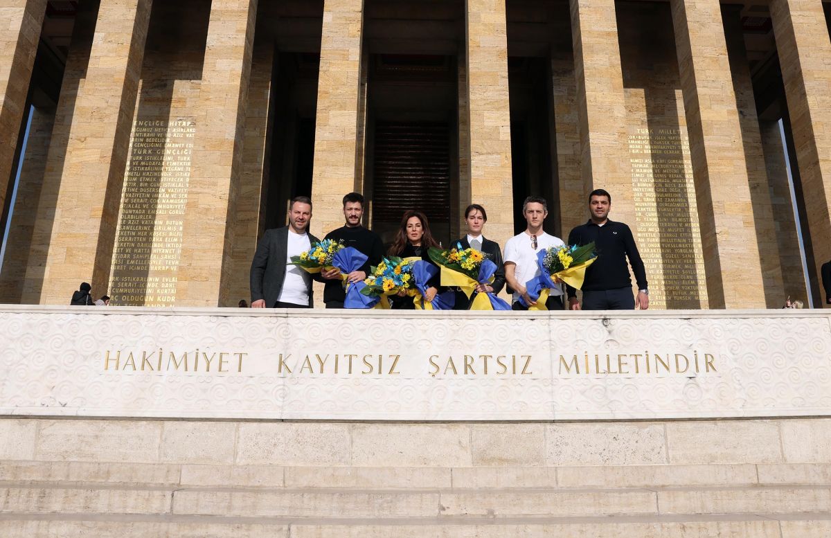 Zaferin Rengi filminin Ankara galasından önce Anıtkabir ziyareti gerçekleştirildi